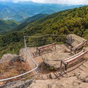 Бекови скали: Панорамната площадка над Равногор — естествен “балкон” към Родопите