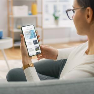 Дори един час на ден в социалните медии на смартфон може да причини напрежение в очите