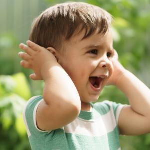 Глухо дете чува за първи път благодарение на ново лечение в САЩ