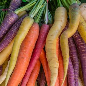 Учени откриха защо морковите имат оранжев цвят 