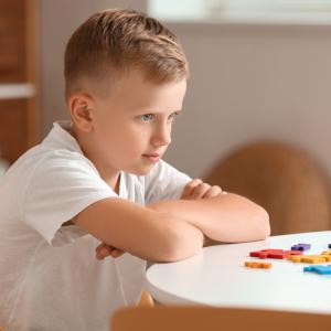 Кортизолът в косата разкрива нивата на стрес при деца с аутизъм