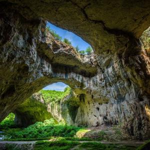 Природа, легенди и тайни: защо да посетите Деветашката пещера още тази есен