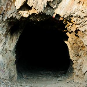 15 души бяха затворени в тъмна и изолирана пещера за 40 дни в името на противоречив експеримент