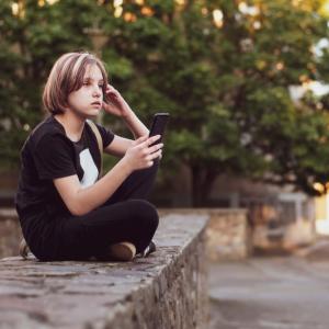 Смартфонът преди 13-годишна възраст е свързан с 49% по-висок риск от симптоми на хранителни разстройства
