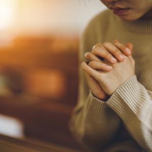 Виц: Порноактриса се изповядва