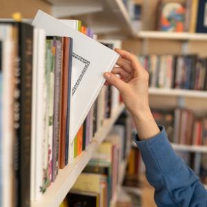 Виц: Препоръчайте ми книга за болен