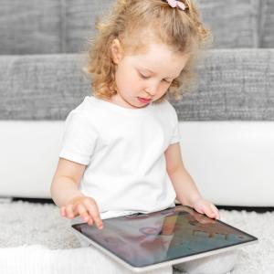 Детето не се отделя от таблета