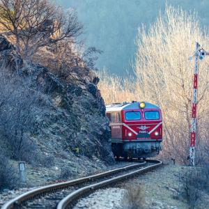 Виц: Жена плаче във влака за Враца