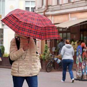 Виц: Нервен съм, защото вали, а жена ми е без чадър