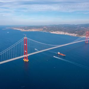 Най-дългият висящ мост в света свързва Европа и Азия