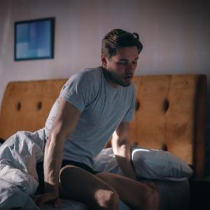 Виц: Защо мъжете стават от леглото посред нощ?