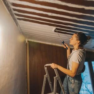 Виц: Мъжът съсредоточено гледа мач. Жена му се е качила на стълба