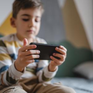 Употребата на смартфон в предпубертета води до затлъстяване, депресия и недоспиване