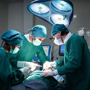 Как един обикновен „хлабав възел“ може да помогне на хирурзите да извършват съвършения шев