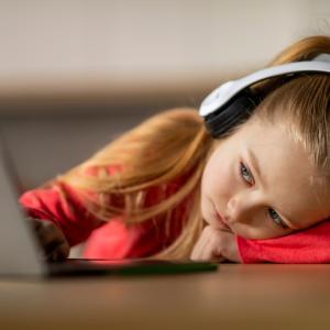 Как онлайн хищниците използват детските уебкамери