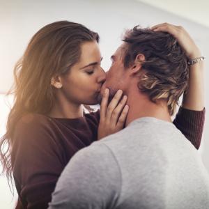 5 неща, които подлудяват мъжа при целуване