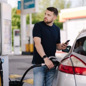 Виц: Габровец си налива бензин