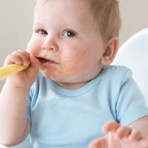 Бебето започва да яде твърди храни