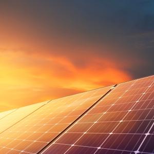 Индустриалните слънчеви клетки постигат 26,09% ефективност с по-малко сребро и по-добра двустранна производителност