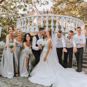 Виц: Къде е щастливата двойка да ги снимам?