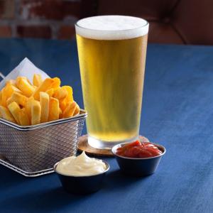 Виц: Жена ми отиде да купи цаца за бирата