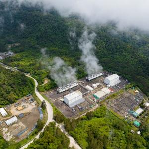 Какво е приложението на геотермалната и слънчевата енергия в сградите с нулеви емисии?