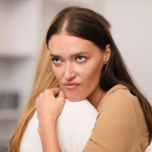 11 фрази, зад които често се крие завист (и защо е важно да ги разпознаваме навреме)