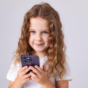 Редно ли е да дадете смартфон на малкото дете?