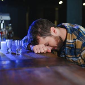 Виц: Пиян звъни на вратата