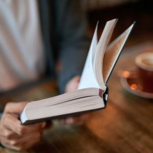 Виц: Колко струва този книгоразделител?