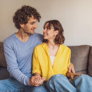 Виц: Скъпа, заради красотата ми или заради интелекта ми ме обичаш?