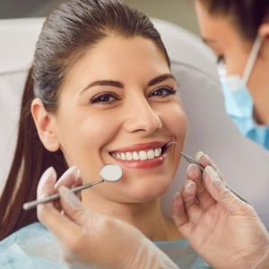 Чай, кафе, вино и домати оцветяват зъбите, предупреждават британски стоматолози