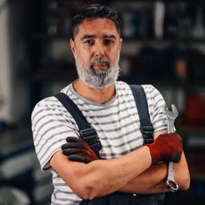 Виц: Бай Иване, имаш ли гаечен ключ десятка?