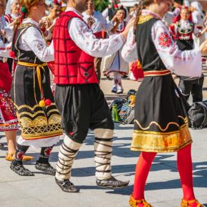 Виц: Защо в Габрово хорото го играят по терлици?