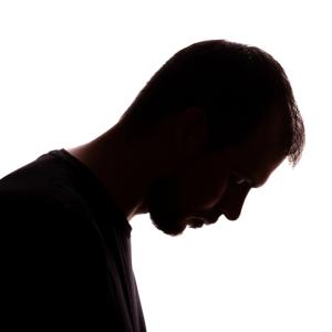 Пиша това, докато седя в стаята, която някога беше изпълнена с плакати на супергерои и мирис на ученически несесери