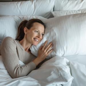 Виц: Как се приспива жена на 8, 18, 28, 38, 48 и 58 години?