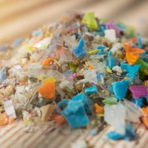 Микропластмаса във всяка напитка: Ново проучване разкрива тревожни нива в чай, кафе, вода и безалкохолни