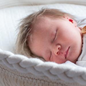 Защо бебето се ражда с „прическа“, а по-късно остава без коса