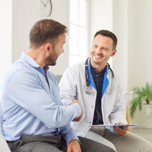 Виц: Докторе, когато ставам сутрин, всичко ме боли