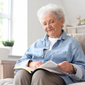 Виц: Тъщата чете Библията