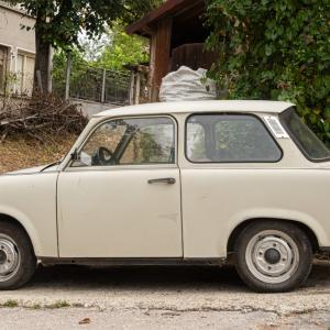 Виц: Мъж си кара трабанта със 100 км в час