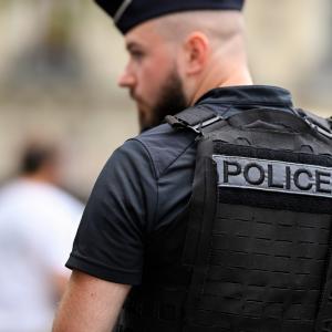 Виц: Лудата лелка с пъстрата шапка е тъща ми