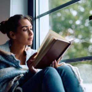 Четенето на книги на хартиен носител помага на мозъка да запомня по-добре детайлите от сюжета