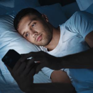 Публикуването в социалните медии през нощта е свързано с по-голям риск от психични проблеми