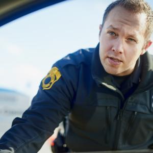 Виц: Полицай спира перничанин