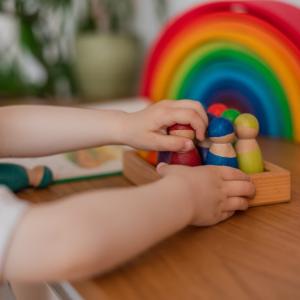 Научете детето да играе с играчки не с таблет