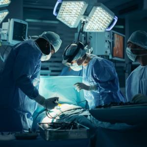 За първи път лекари извършиха коронарен байпас, без да отварят гръдния кош на пациента