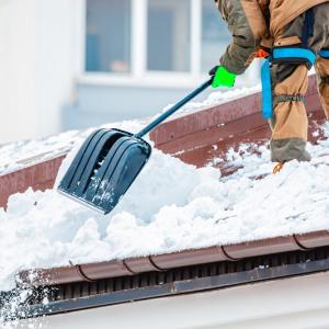 Виц: Габровец се качил да чисти снега на покрива