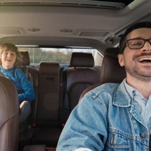 Виц: Тате, защо когато наближим караулката, намаляваш скоростта?