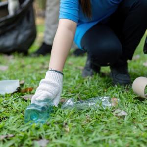 Близо 30 доброволци се включиха в почистването на нерагламентираните сметища над пистата на град Бухово